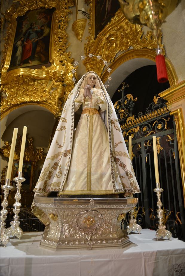 La imagen de la Virgen de la Paz en su altar