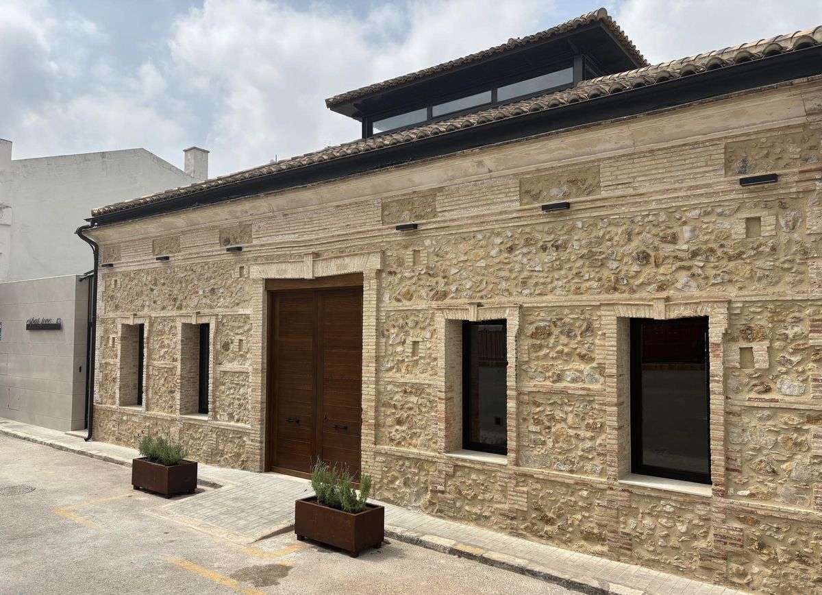 Fachada del Espai Jove de la Llosa de Ranes en el antiguo matadero remodelado.