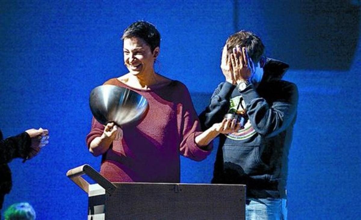 La màgia del musicalLloll Bertran intenta fer un truc mentre Àngel Llàcer es tapa la cara.