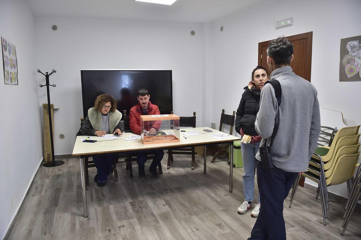Fotogalería | Elecciones en Extremadura: Así votan este 21D en Jarilla y Villar de Plasencia