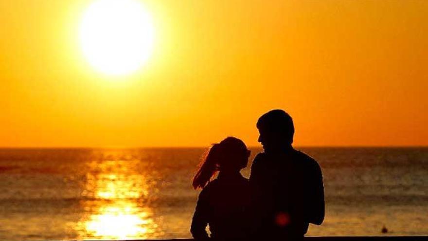 Una pareja frente a una playa.