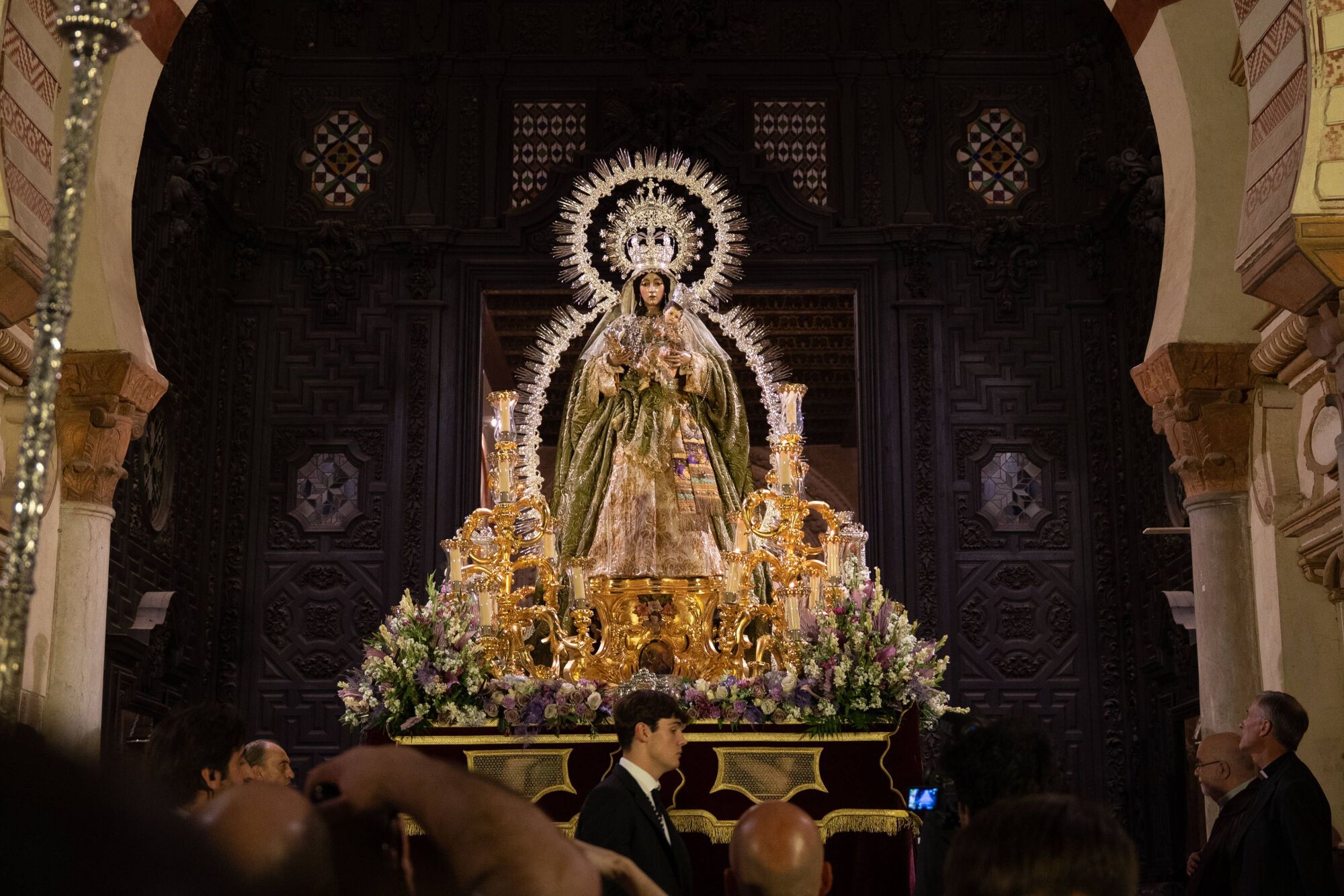 La procesión Reina de los Ángeles de Gloria de Córdoba, en imágenes