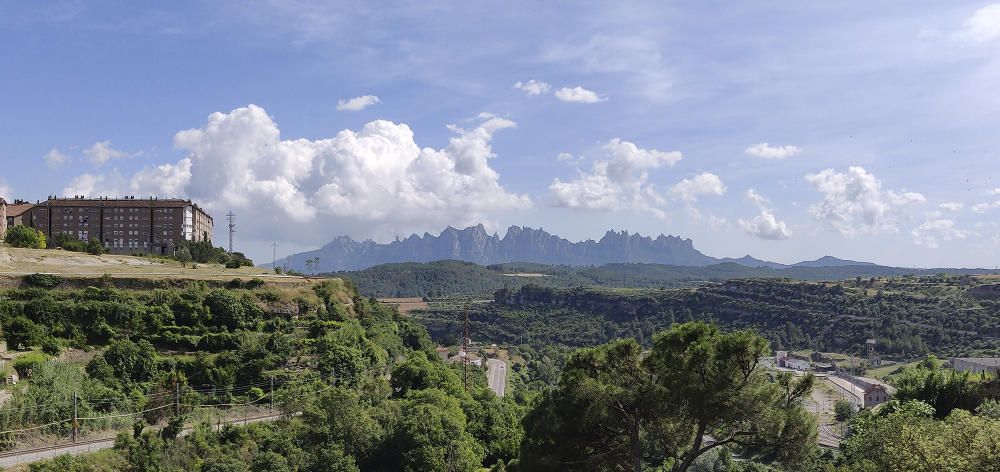 Núvols. Vistes a la Balconada i a la muntanya de Montserrat amb uns quants núvols en un magnífic dia primavera