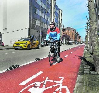 Uno de los carriles bici de Lugones.