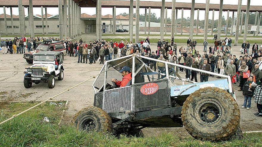 Los asistentes pudieron contemplar una exhibición de todoterrenos, una de las actividades lúdicas del evento ferial.  // Bernabé/Gutier