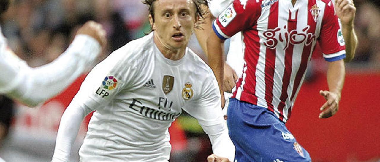 El croata Modric conduce el esférico en un lance del juego disputado en El Molinón.