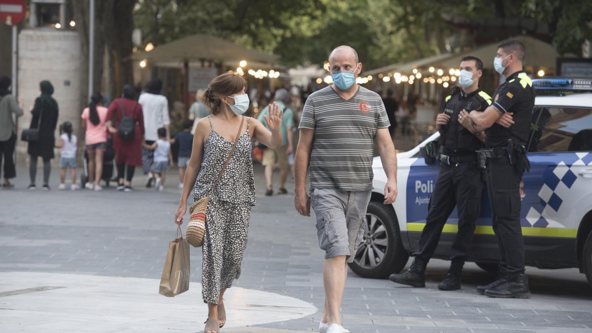 Imatge d&#039;arxiu de gent amb mascareta passejant pel Passeig Pere III de Manresa