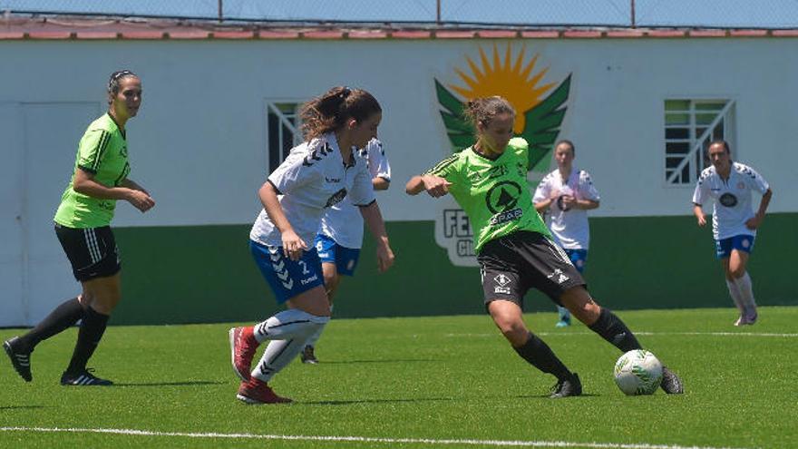 La centrocampista del Femarguín Chamaida, ante el Tenerife Norte.