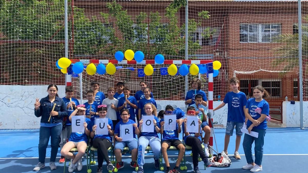 Alumnos de eTwinning del CEIP Juan XXIII forman la palabra ‘Europa’.