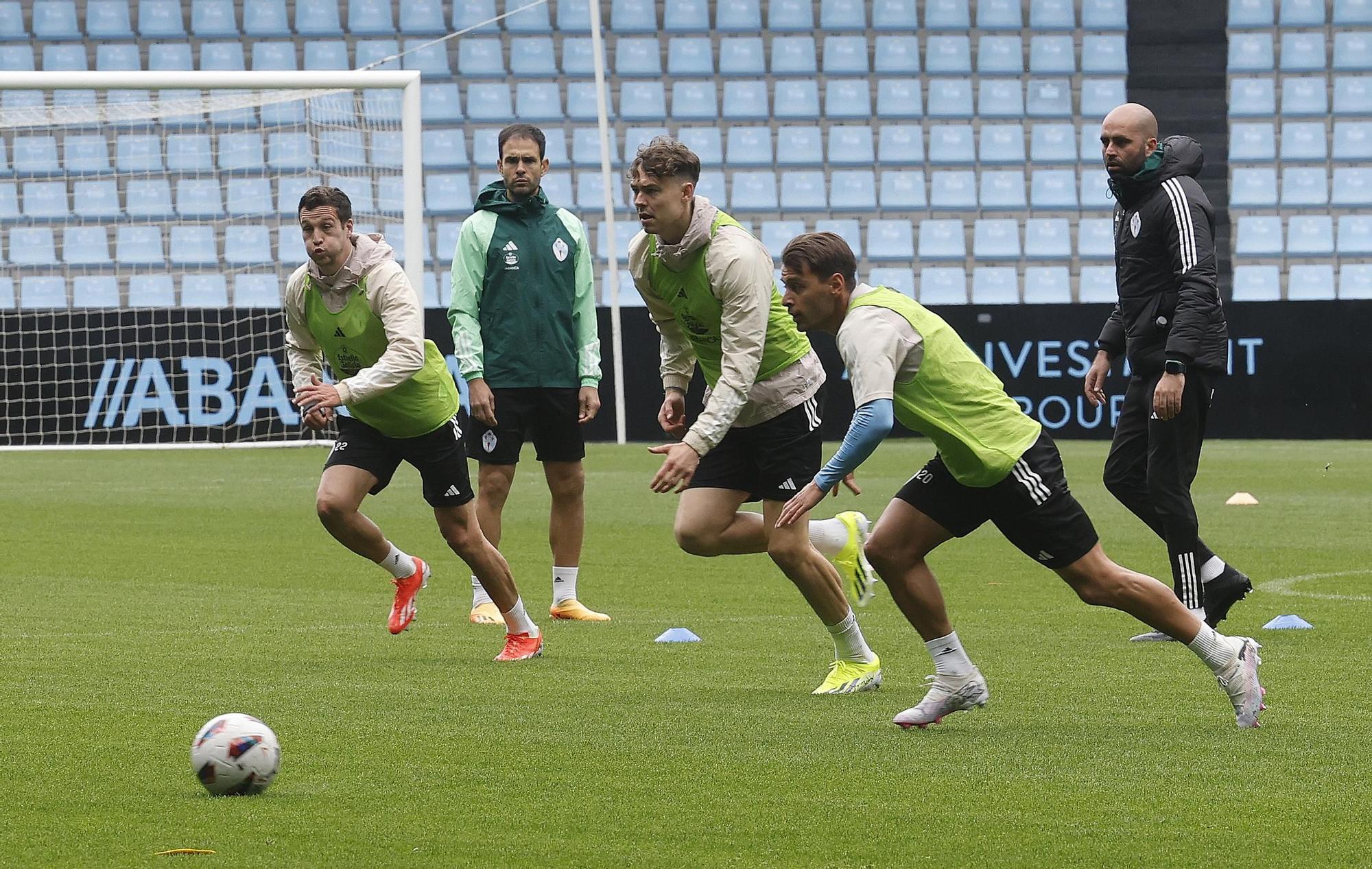 Cientos de aficionados disfrutan del entrenamiento del Celta en Balaídos