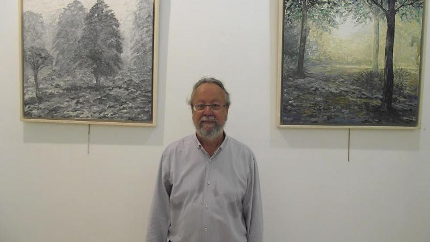 José María Camacho junto a uno de los lienzos de la exposición