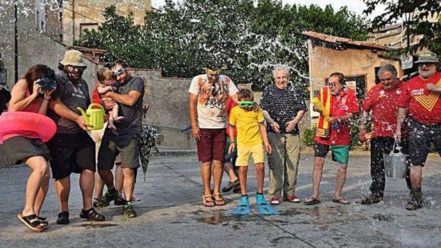 La regidora Valverde, a l&#039;esquerra, tapada, amb els representants de les entitats passats per aigua, ahir