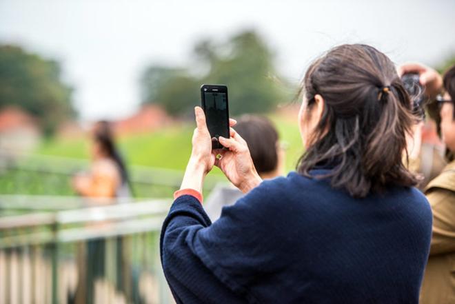 Una joven hace una foto con un móvil Huawei