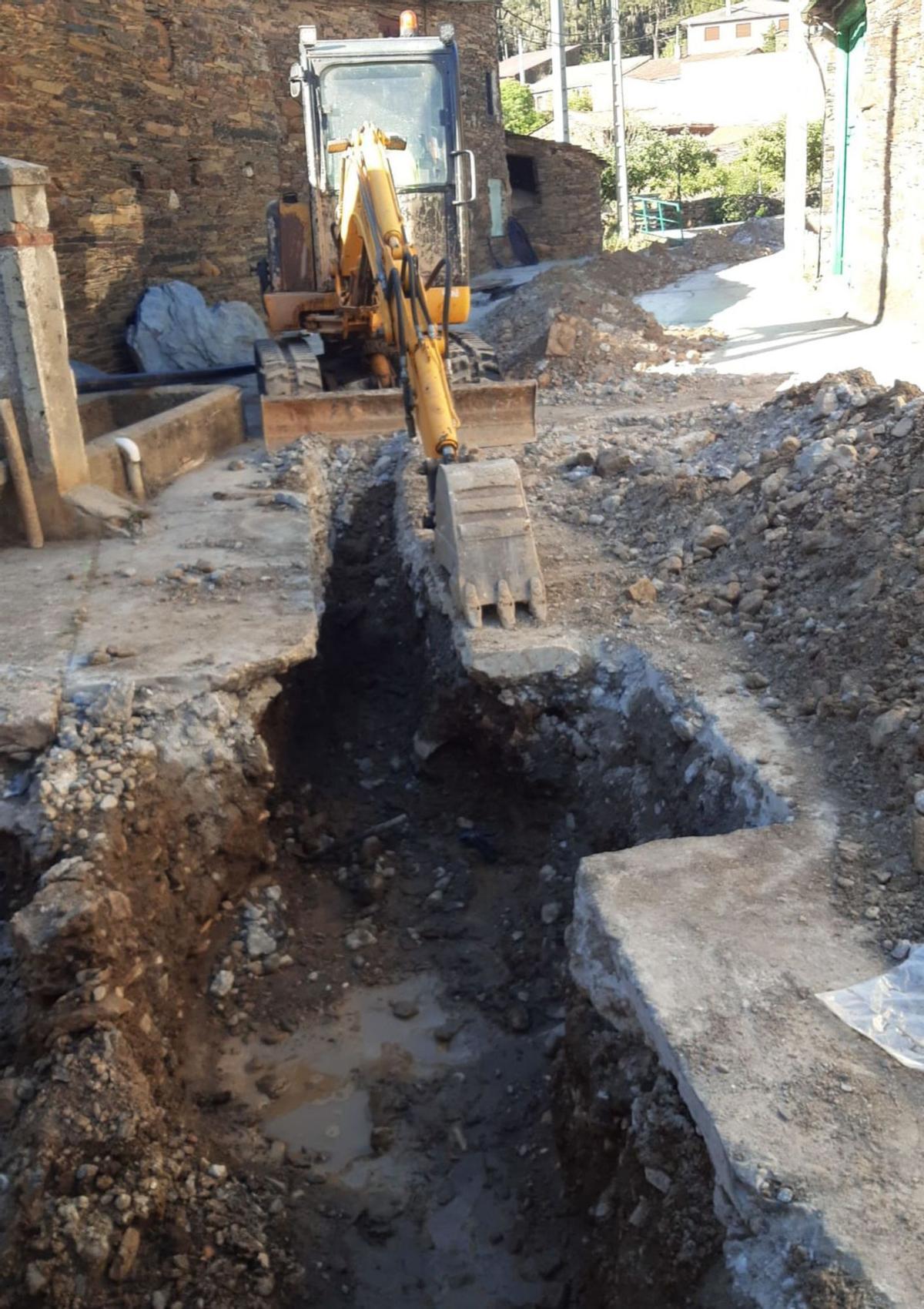 Obras de mejora de la red de abastecimiento en Valer de Aliste | CHANY SEBASTIÁN
