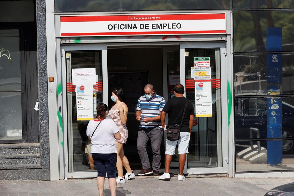 Varias personas salen y entran en una oficina de empleo en Madrid, en una imagen de archivo. EFE/Juan Carlos Hidalgo