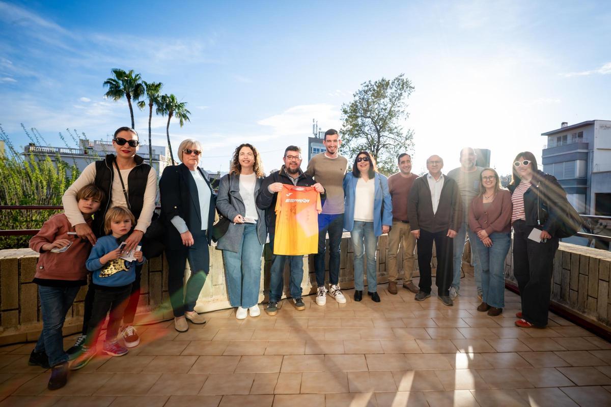 Homenaje de Bellreguard a su deportista más ilustre, Quique Llopis Doménech