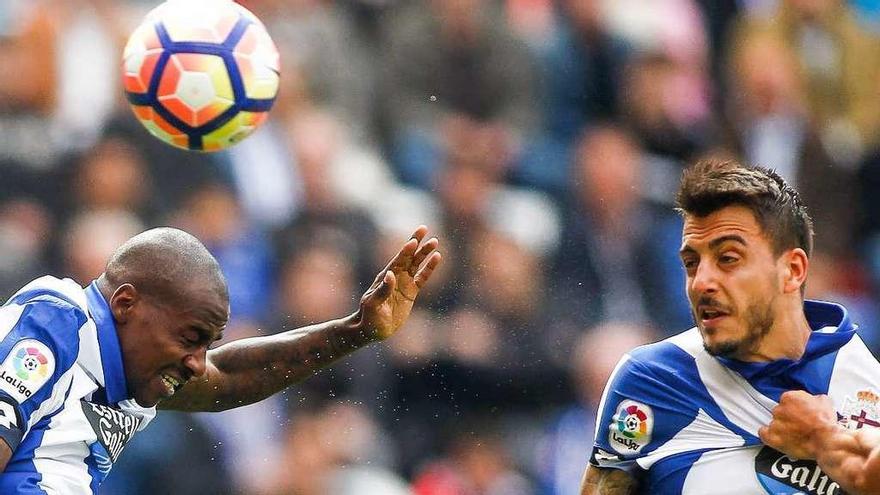 Joselu remata de cabeza en presencia de Kakuta para anotar el primer gol contra el Málaga el sábado.