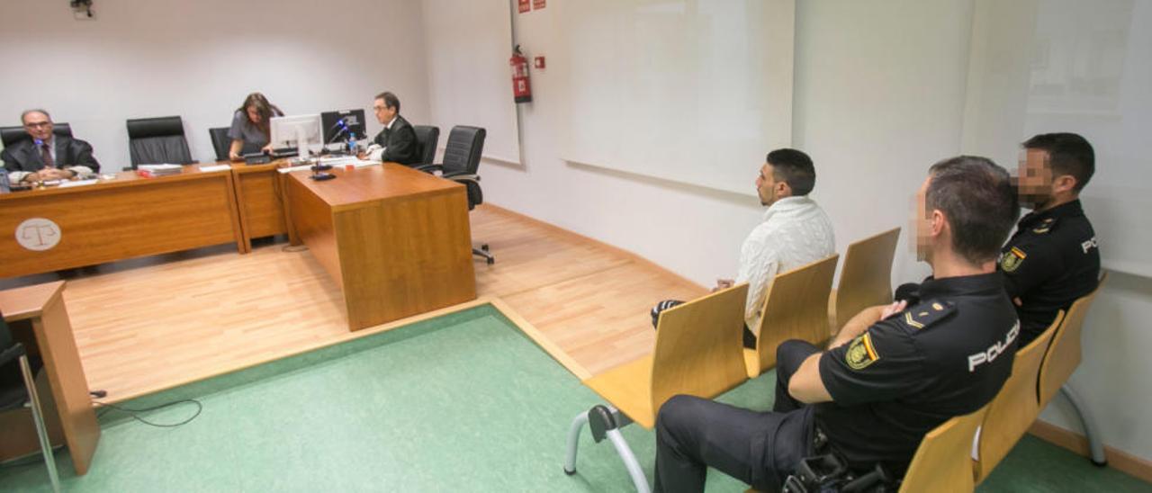 El acusado del secuestro y violación, ayer en el juicio celebrado en la Audiencia.