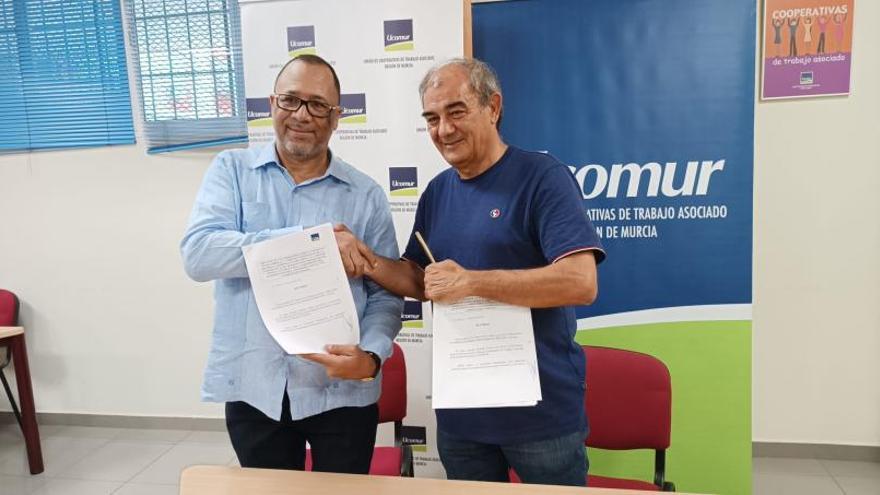 Firma del acuerdo entre Juan Antonio Pedreño y Franco de los Santos.