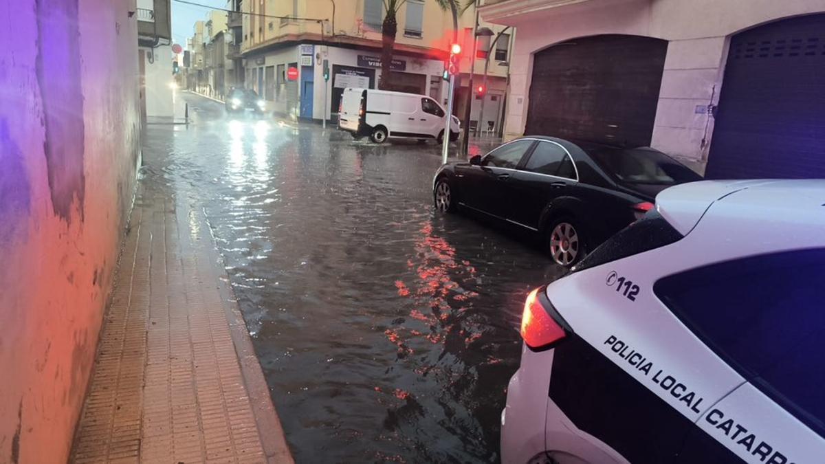 Acumulación de agua en una calle de Catarroja