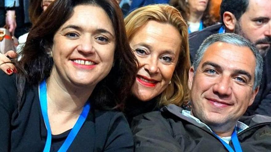 Margarita del Cid, Marivi Romero y Elías Bendodo durante la celebración del congreso.