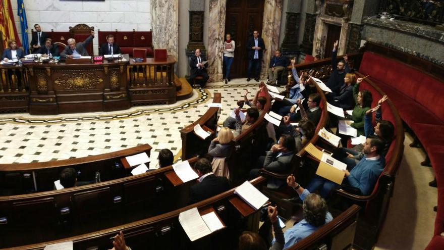 València deja en el aire la fecha para prohibir aparcar en el carril bus