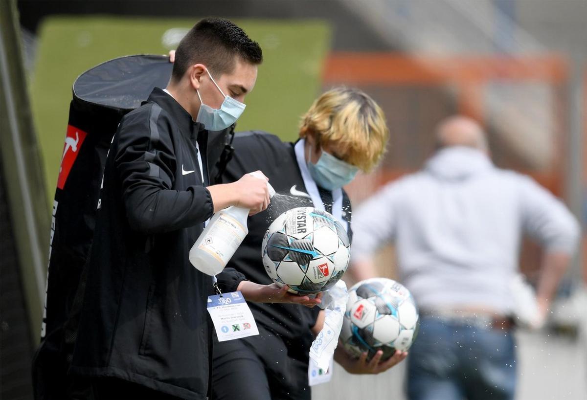 Los recogepelotas se encargan de desinfectar los balones antes del inicio del encuentro Los recogepelotas se encargan de desinfectar los balones antes del inicio del encuentro