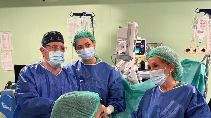 Galería | Cirujanos del Hospital Virgen del Puerto en Plasencia realizan una operación con laparoscopia