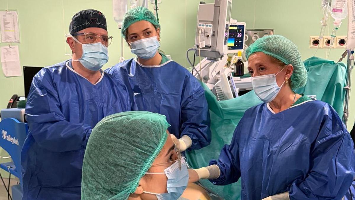 Galería | Cirujanos del Hospital Virgen del Puerto en Plasencia realizan una operación con laparoscopia