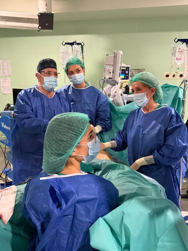 Galería | Cirujanos del Hospital Virgen del Puerto en Plasencia realizan una operación con laparoscopia