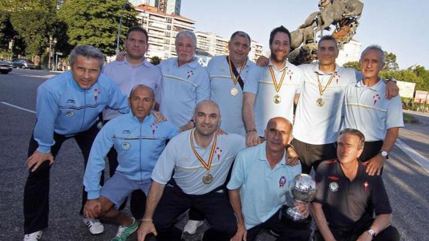 Directivos, técnicos, colaboradores y jugadores del Celta indoor posan con el trofeo de campeones a su llegada a Vigo. // Jorge Santomé