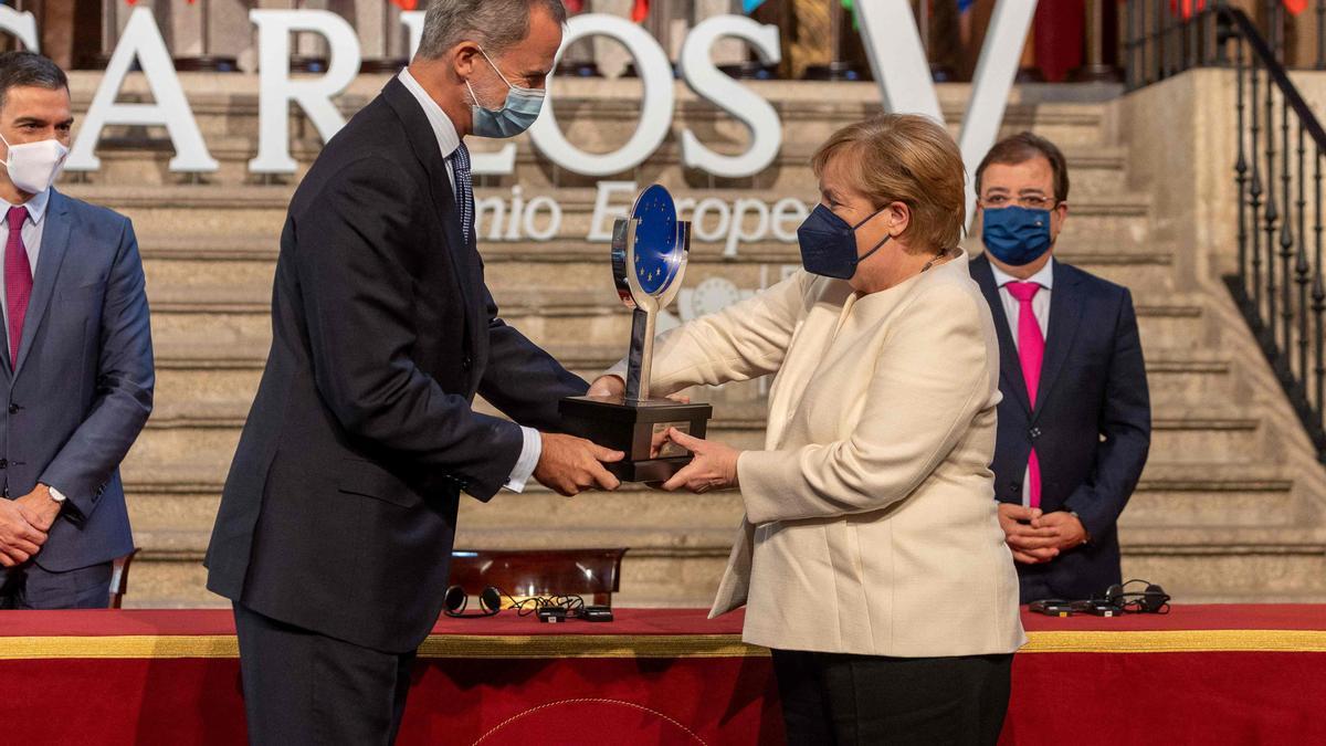 El rey Felipe entrega a la cancillera Angela Merkel el Premio Carlos V en el monasterio de Yuste, este jueves.