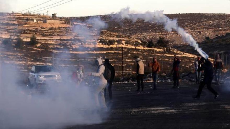 Joves palestins busquen refugi mentre la policia israeliana els llança gas lacrimogen