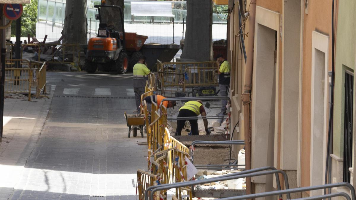 Trabajos de renovación de la red de agua potable en la calle Pintor Rusiñol de Xàtiva