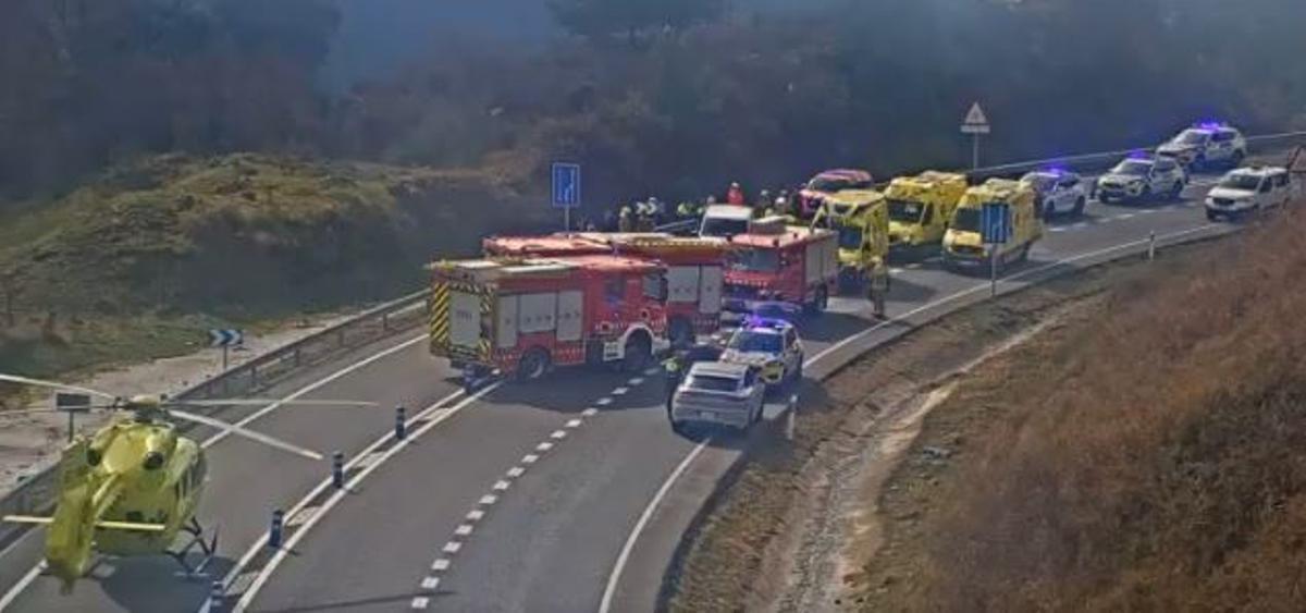 Mossos, Bombers i SEM treballant en un accident de la C-16, a Cercs