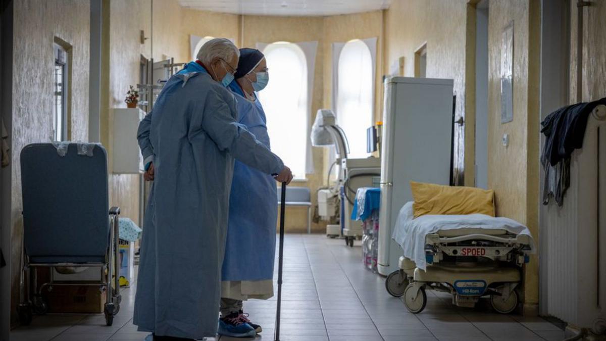 Sor Lucía i el Padre Ángel en un hospital d’Ucraïna