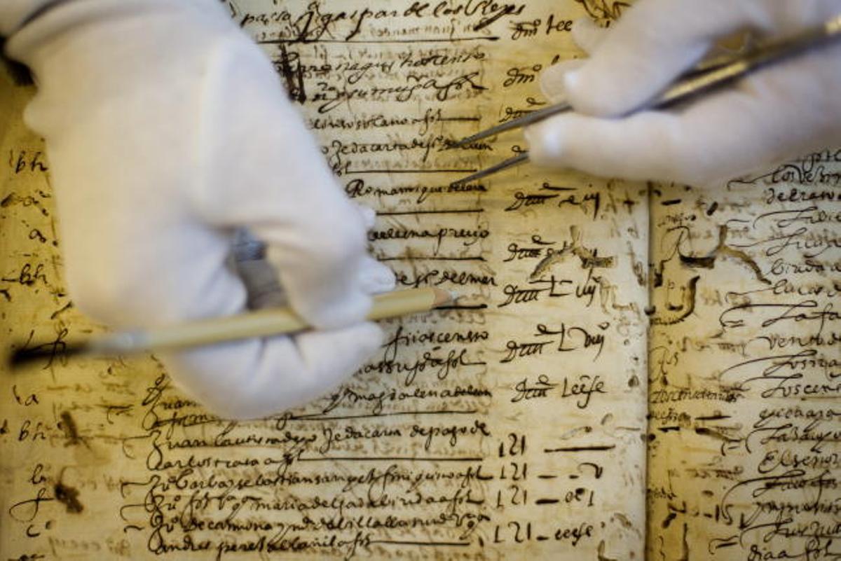 Trabajo de restauración a uno de los documentos que se encuentran en el Archivo Histórico Provincial de Málaga.
