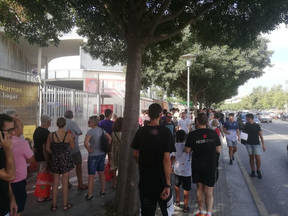 Enfado de aficionados al agotarse lo abonos de nuevos socios del RCD Mallorca