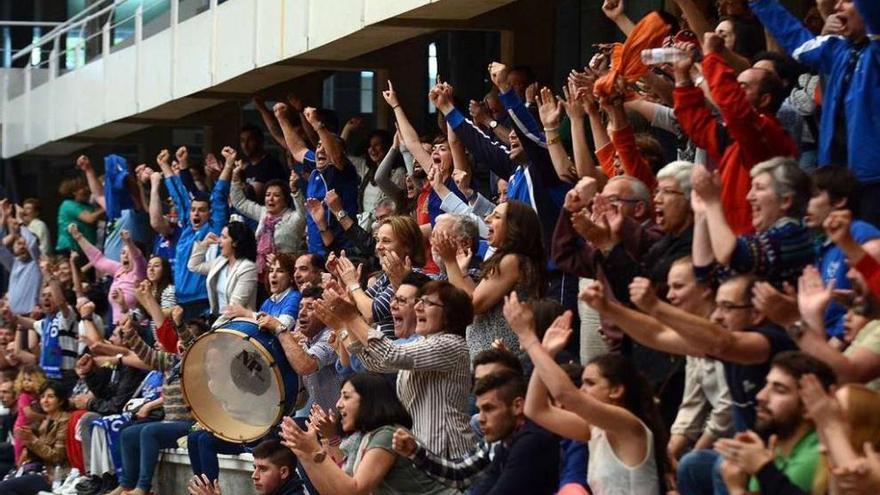 Los aficionados durante un encuentro de la pasada campaña en el Municipal.