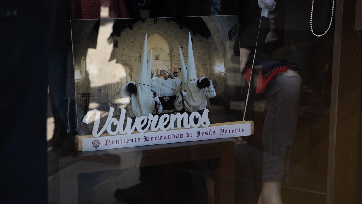 Semana Santa Zamora. Exposición fotográfica &quot;Volveremos&quot; sobre Jesús Yacente, en escaparates de la capital