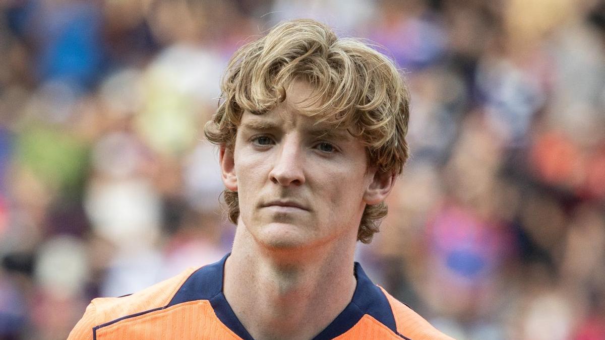 Anthony Gordon, titular en su primer partido con el FC Barcelona