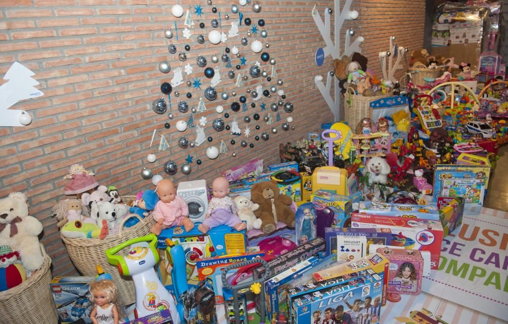 Abanca y Cáritas repartirán más de 4.000 juguetes en Galicia