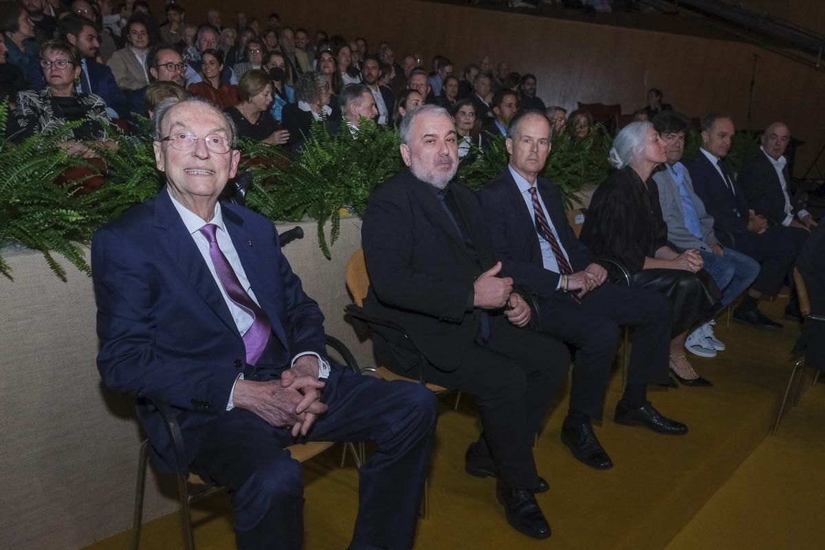 Los homenajeados sentados al inicio del acto.