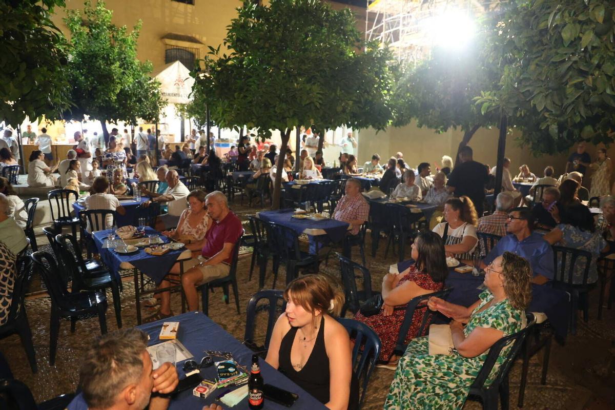 La verbena de la Federación de Peñas Cordobesas llena de música y baile la plaza del Triunfo