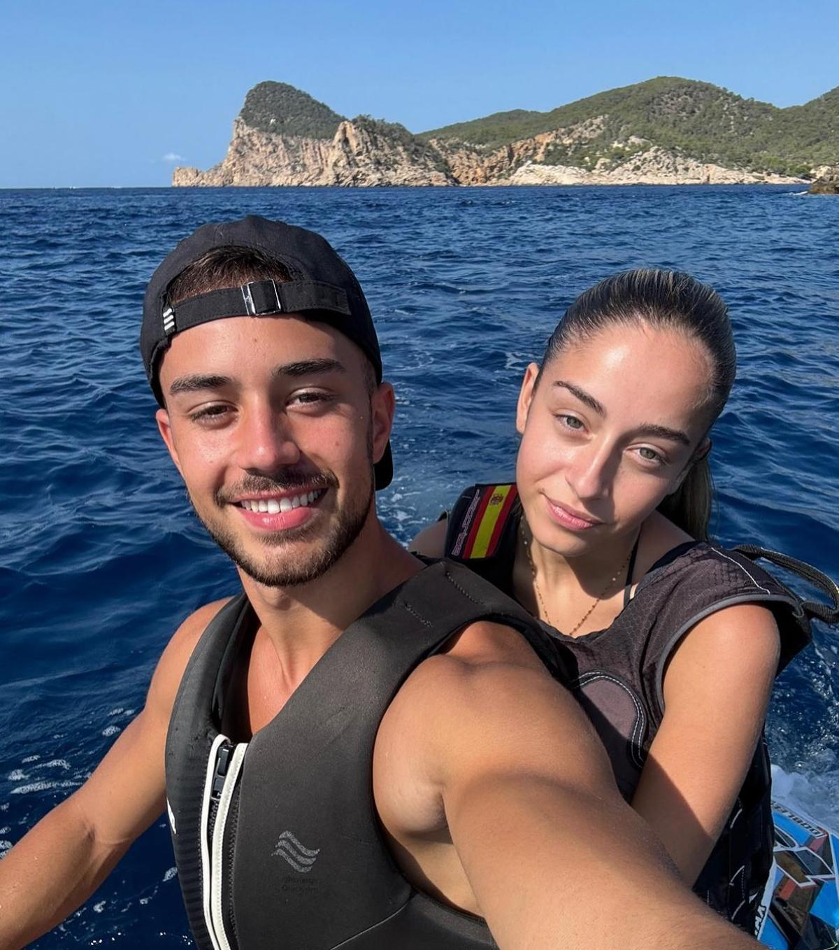 Álex Palau y Ainhoa J. Gómez, este verano en una moto acuática y, a sus espaldas, Can Nonó.