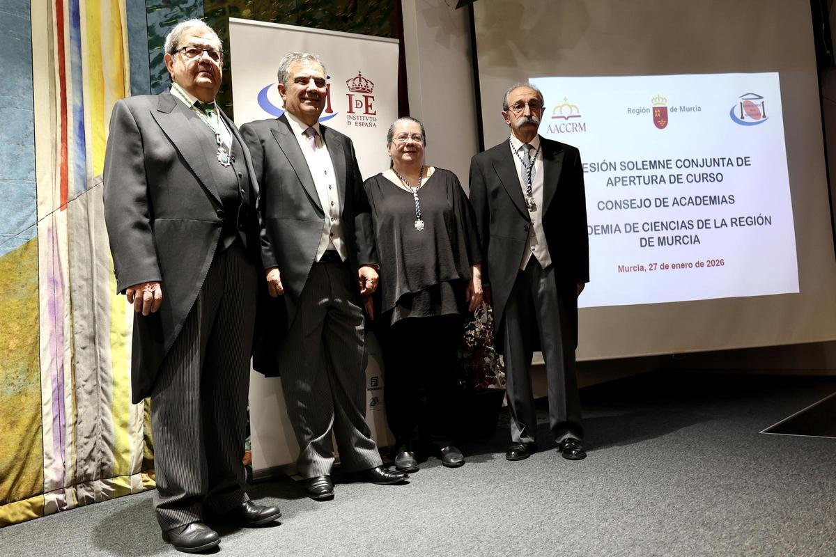 Juan María Vázquez antes de iniciarse la Sesión Solemne conjunta de Apertura del Consejo de Academias y de la Academia de Ciencias de la Región de Murcia.