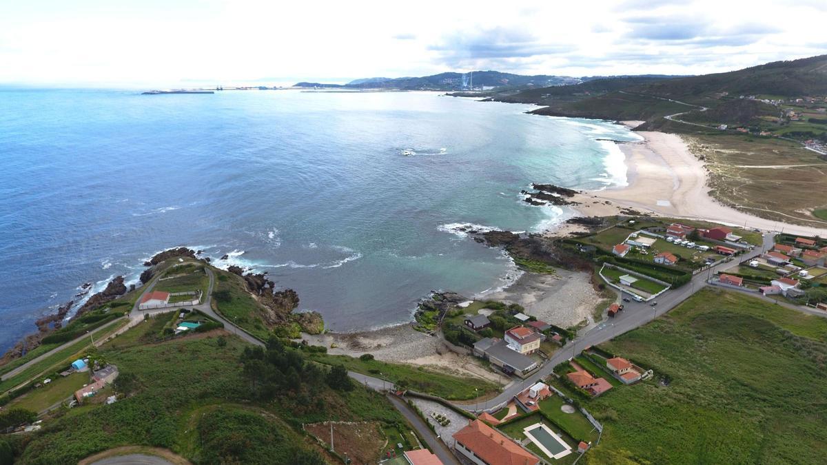 Vista aérea de las playas de O Reiro y Barrañán, en Arteixo, y al fondo la costa de A Coruña.