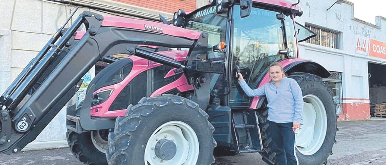 Miriam Menéndez, junto a su tractor rosa, en El Berrón (siero)