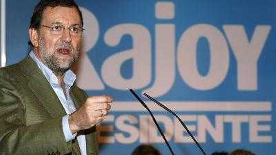 El presidente del PP, Mariano Rajoy, durante su intervención en el acto de clausura organizado por su partido sobre igualdad tras mantener una reunión de trabajo con mujeres de su formación que han colaborado en la redacción del programa electoral.