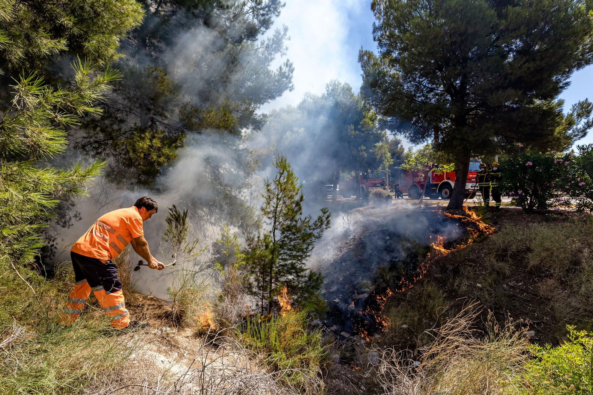 Incendio en Finestrat junto a la urbanización Sierra Cortina y el vial a Terra Mítica